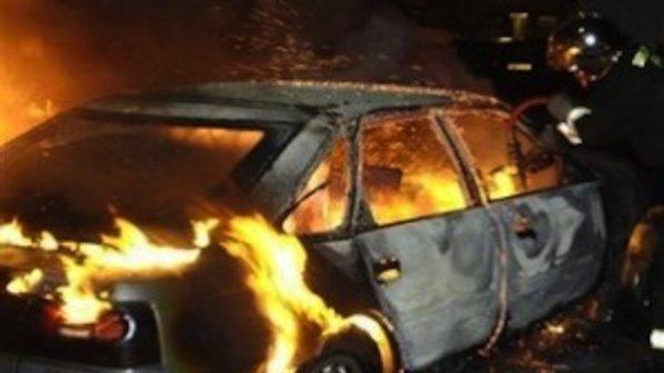 Колата на бизнесмен изгоря пред дома му в дупнишкото с. Крайници