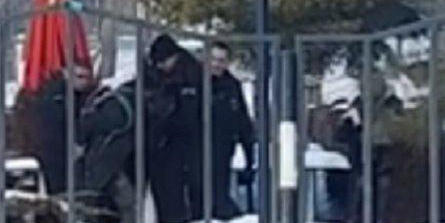 ТОТАЛЕН ШОК! Полицаи млатят зверски младо момче в центъра на София (ПОТРЕСАВАЩО ВИДЕО)