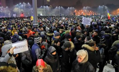 Румъния непреклонна! 250 хил. души протестираха нощес в цялата страна