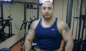 ГАВРА! Хората на Божо Кравата се подиграха с Очите: Уринира през тръбичка и вече не е мъж!
