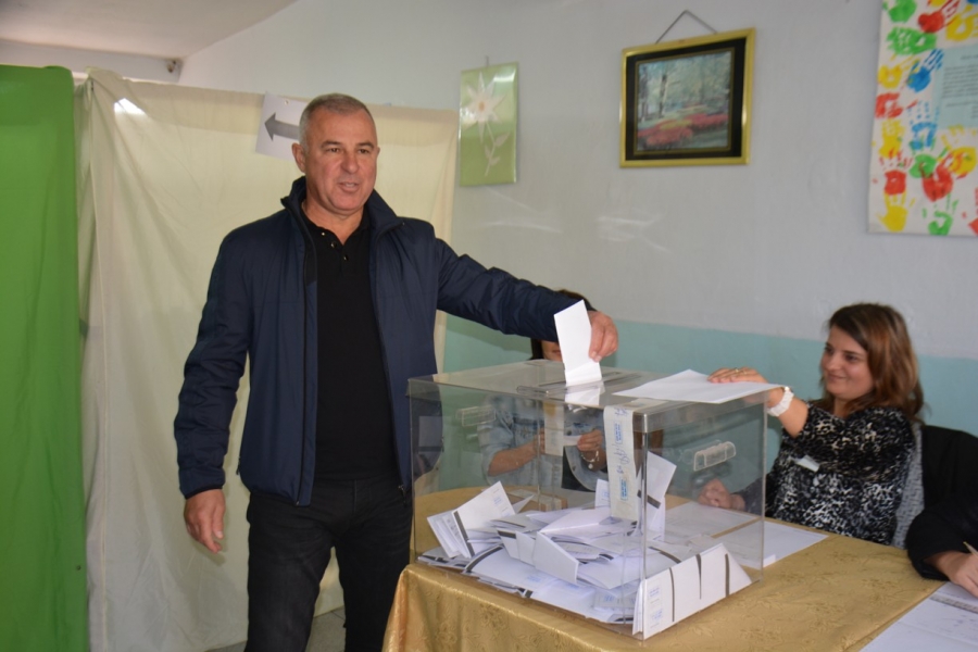 Ап. Апостолов гласува след благословия в църквата