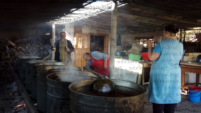 Десетки жители и гости на село Яхиново, община Дупница, запалиха свещички в храма“ Света Петка“