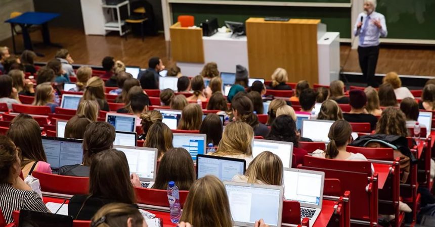 9-годишно взема диплома за висше образование