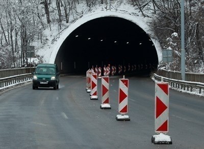 Кола аварира в тунел 