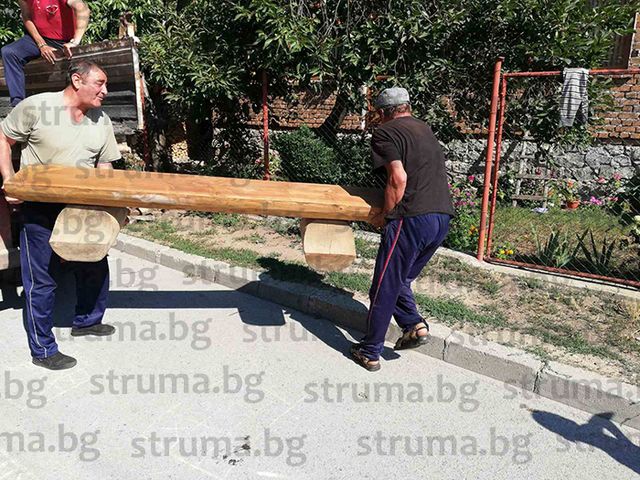 Банско се бори срещу виртуалната изолация с дървени пейки за „сборуване” пред къщите