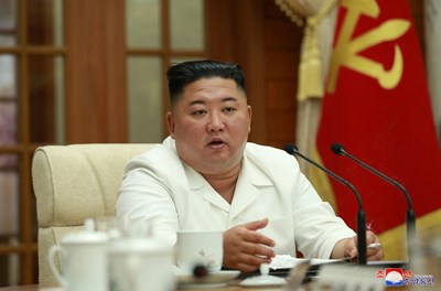 Разпространиха снимки на Ким Чен Ун след слуховете, че е в кома