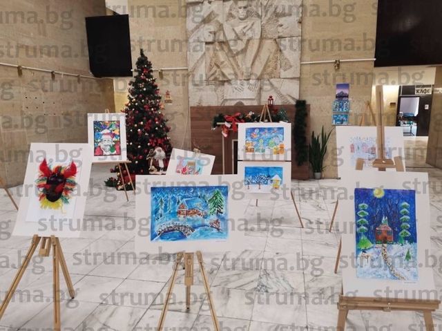Продават благотворително в подкрепа на малката Микаела творбите от детската коледна изложба във фоайето на община Благоевград