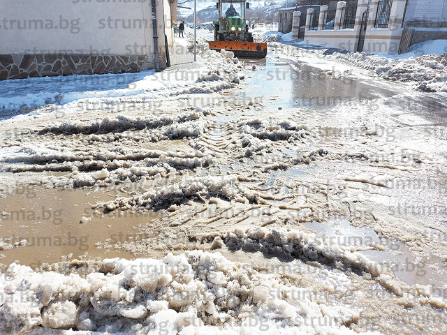 Спукани водопроводи превърнаха улици в Дупница в ледени пързалки