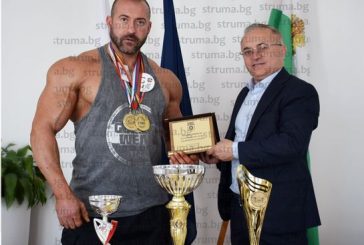 Балканският шампион по бодибилдинг и фитнес Аспарух Атанасов удостоен с плакет от кмета на Сандански Ат. Стоянов