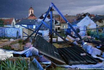 Разчистват отломките след смъртоносното торнадо в Чехия