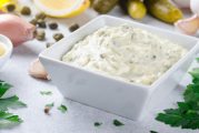 Разядка със сирене и кисели краставички