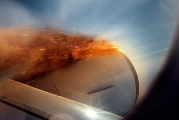 Самолет Boeing 737 се приводни аварийно в океана