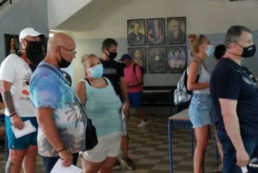 Почиващите в Гърция българи на опашки пред урните