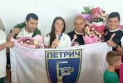 Евелина Николова прегърна знамето на Петрич! Съграждани посрещнаха олимпийската медалистка и треньора Петър Касабов на летището
