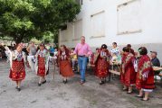 Кметът на Банско Иван Кадев се хвана на хорото на земляческа среща в Гостун