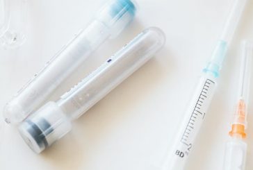 Разследват организирана група за фалшиви сертификати за ваксиниране в Гърция