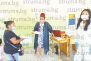 Дупничанка гневна: 30 мин. чаках с болните си внуци пред заключените врати на Спешния център