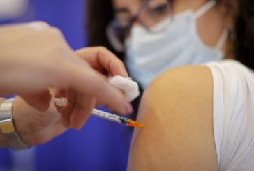 Глобяват неваксинираните за COVID-19 в Гърция, Австрия, Канада