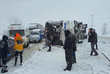 Автобус падна в 30-метрова пропаст, трима загинаха
