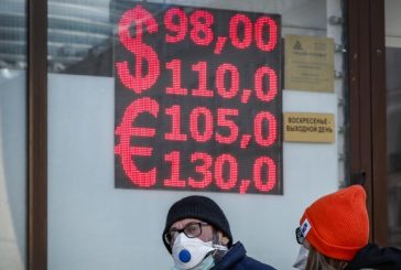 Руснаците теглят до $10 000, централната банка наложи ограничения