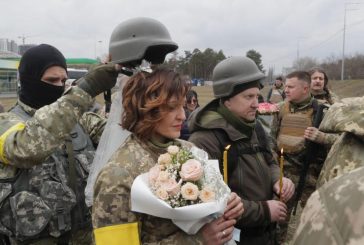 Сватба на фронтовата линия: Украински военни се венчаха, докато пазят Киев