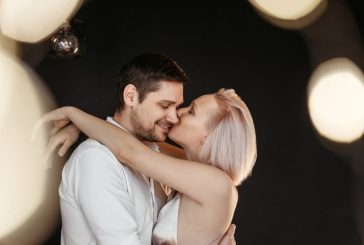 Ето 4 забавни начина отново да запалите искрата на страстта