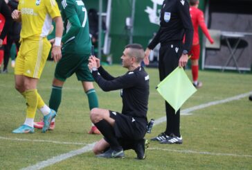 КУРИОЗ В МАЧА НА „ПИРИН“ С ВРАЧАНИ! Международен рефер вместо свирката грабна фотоапарат да снима на терена орлето Кр. Костов