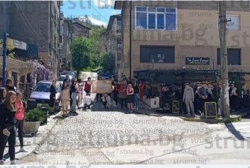 Посрещната с димки, „Стари рани” на Софи и оферта да им извини отсъствията, класната на абитуриентите от СУИЧЕ отказа покана за бала им