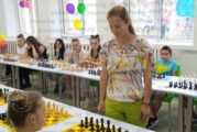 Известната шахматистка Елица Раева игра едновременно на 25 дъски с благоевградски ученици