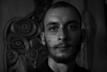 Едва на 28 г. благоевградският художник Кр. Балабански е обиколил на стоп половината свят, на 18 г. изминал пътя Ел Камино, а изкусителна праскова го събрала с приятелката му Деница