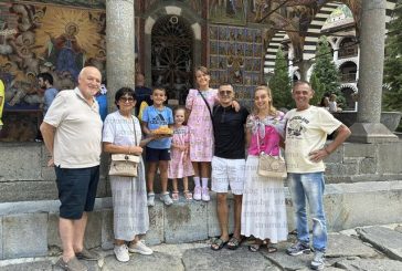 Орлето В. Стойков и дъщеричката му Александра отпразнуваха рождените си дни на Рилския манастир, за ЧРД ветеранът вкара два гола и подари бутонки на съотборниците си в Падеш