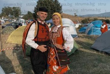 Пред стотици на фестивала в Жеравна народният изпълнител К. Божиков предложи брак на приятелката си - танцьорката от Сандански П. Димитрова