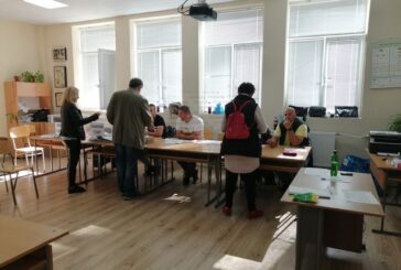 Жалби за баджове с надписи на партии и въпроси от членове на СИК в Дупница