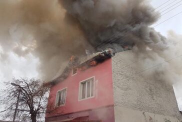 Огнеборци гасиха пламнала къща в Гоце Делчев