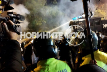 Напрежение около стадион „Васил Левски”: Водни оръдия, сблъсъци, ранени и арести