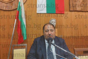 Костадин Костадинов отново председател на Обс- Дупница, веднага махнаха огаржденията на партера на Общината