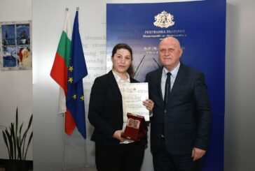 Гимназисти от Гоце Делчев представиха в МОН сирене от каракачански овце и биопродукти