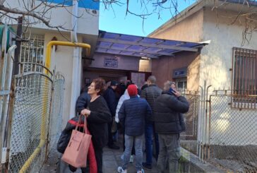 ПЪЛНА ЛУДНИЦА ДНИ ПРЕДИ КРАЯ НА 2023 Г.! Стотици хора се „тъпчат като сардели“ в Паспортна служба в Благоевград, гастарбайтери се редиха по 8 ч. на опашка