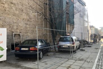 НАГЛО НЕЗАЧИТАНЕ НА ПРАВИЛАТА! Строители по ремонта на читалище „Н. Вапцаров“ за пореден път качиха колите си на площад „Македония“, наложи се намеса на шефа на „Паркинги и гаражи”