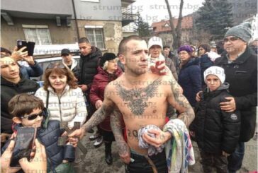 21-годишният Георги Клинков извади Богоявленския кръст в Дупница