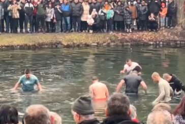 Богоявление в Разложко, вижте кои смелчаци хванаха хвърлените във вода кръстове