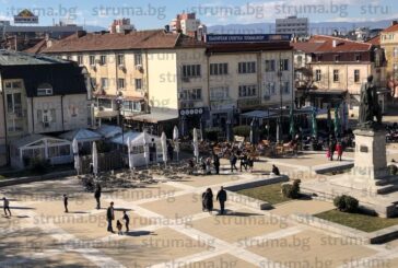 Задлъжнялото на Община Благоевград с 4017 лв. за открита площ кафене „Лилавото” пак извади маси на площада