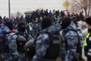 Повече от 100 са арестувани в 20 руски града при почит към Навални