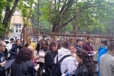 1398 зрелостници в Пиринско се явиха на втората матура, най-много - 730, показаха знанията си по английски език, 57 по математика, двама по физика