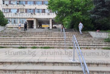 СЛЕД СИГНАЛ НА „СТРУМА”: Подменят компрометираните стъпала и плочки пред поликлиниката в Благоевград