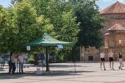 ЗАРАДИ ГОЛЕМИТЕ ЖЕГИ: Раздаваха минерална вода в центъра на Дупница, намалиха с два часа и „синя зона“ 