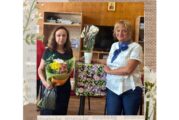 Учителката по биология в санданската гимназия Т. Цомпова с почерпка се раздели с колегите