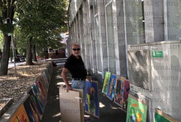 Ексцентричният художник Венци Терзийски изнесе картините си от галерията на тротоара в знак на протест, отложили изложбата му заради ремонт