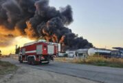 Голям пожар гори в склад за пластмаса край Пловдив (СНИМКИ)
