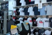 Дрехи с имитации на известни търговски марки са засечени при проверка на магазин в Сандански